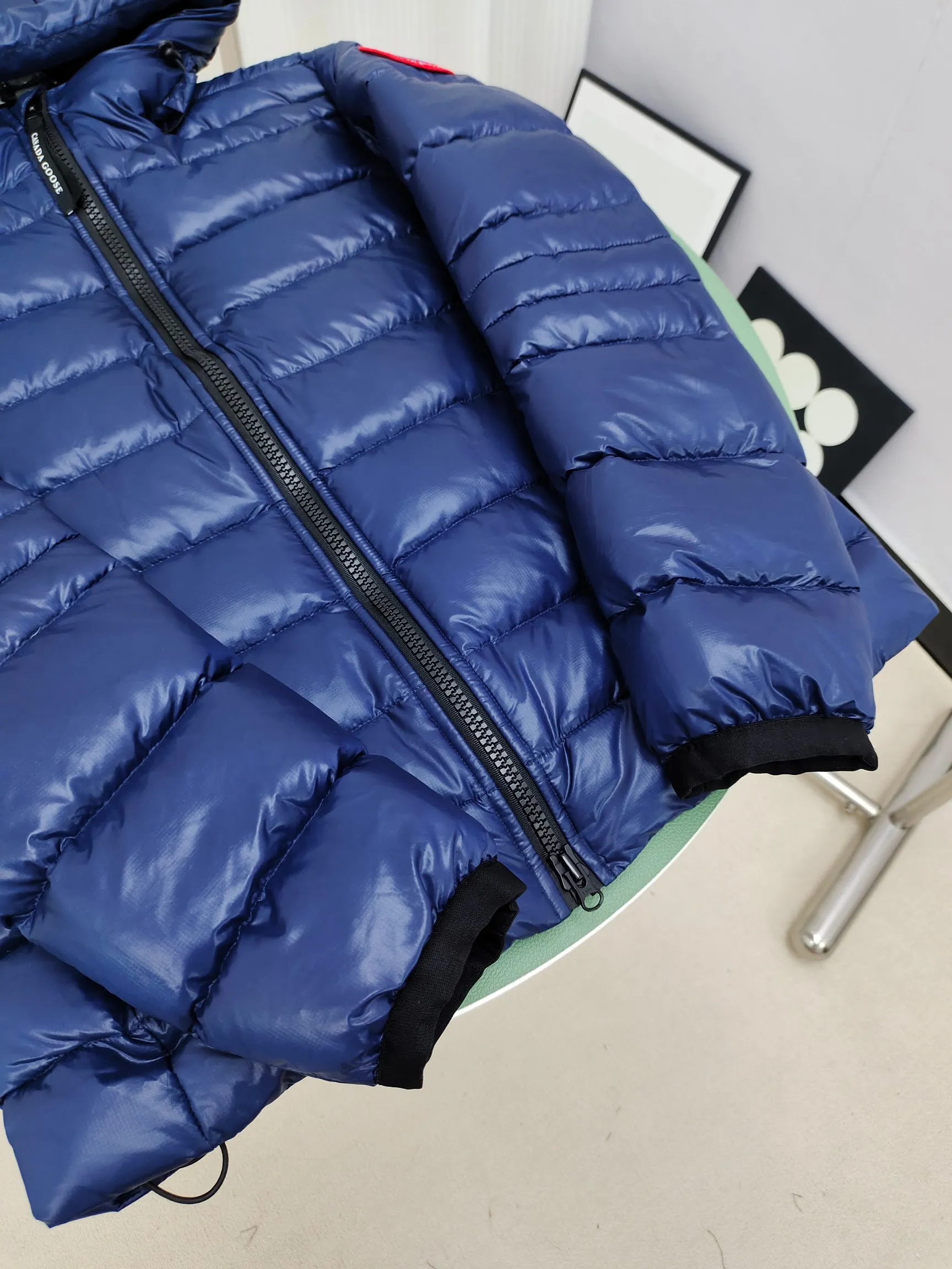 P840 𝘾𝘼𝙉𝘼𝘿𝘼 𝙂𝙊𝙊𝙎𝙀/Canada Goose 2227 thin and light model. It’s super lightweight and doesn’t feel any weight on your upper body at all! Show more temperament‼  Canada Goose, a Canadian brand, has always been recognized as the warmest down jacket. Various Instagram celebrities, Internet celebrities, and celebrities often wear it for street photos. I make Canada Goose every year, but I still can’t get rid of my love for the goose. No matter how cold the winter is, there is no need to be afraid. Canada Goose is the legendary warmest down jacket and is known as a must-have for Arctic outdoor sports! The most popular down jacket in the world, celebrities are rushing to buy it, it is a must-have! Code number: XS-2XL Color: silver gray (red label) silver gray (black label), black (red label), black (black label), dark blue